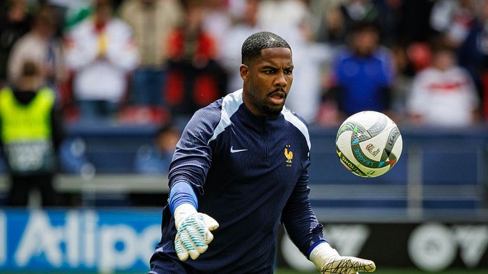 mike maignan timnas prancis uefa nations league STUTTGART, GERMANY - JUNE 8: Goalkeeper Mike Maignan of France warming up prior to the UEFA Nations League 2025 third place match between Germany and France at Stuttgart Arena on June 8, 2025 in Stuttgart, Germany. (Photo by Sathire Kelpa/Eurasia Sport Images/Getty Images)