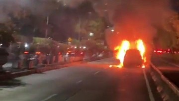 Awas Macet, Ada Mobil Terbakar di Jalan S Parman Slipi Arah Tomang