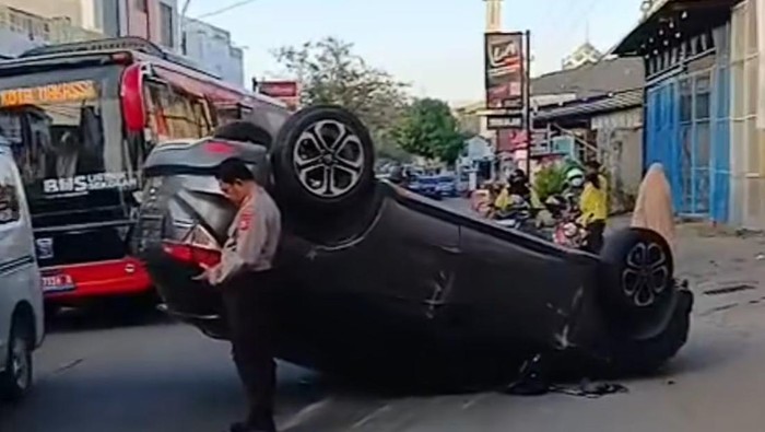 Mobil terbalik usai terlibat goresan di Jalan Batu Raya Makassar. Mobil terbalik usai terlibat goresan di Jalan Batu Raya Makassar.