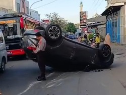 2 Mobil Tabrakan di Jalan Batua Raya Makassar, 2 Pengemudi Wanita Luka