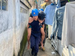 Kisah Petugas Damkar Bopong Warga Garut ke Rumah Sakit