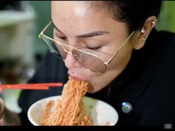Penggila Mie Ayam, Nikita Mirzani Blusukan ke Gang hingga Habiskan 5 Porsi