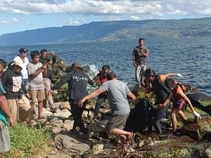 Perahu Ditumpangi Abang-Adik Terbalik Diterjang Angin di Danau Toba, 1 Tewas Perahu Ditumpangi Abang-Adik Terbalik Diterjang Angin di Danau Toba, 1 Tewas