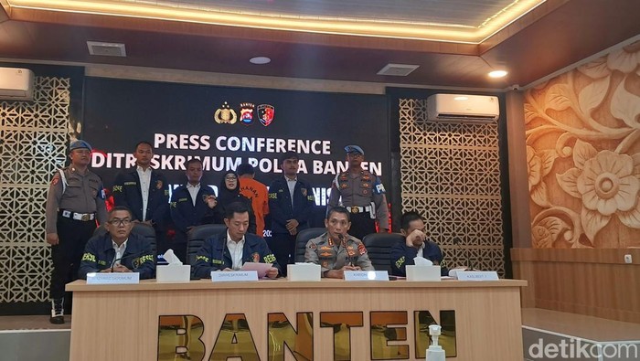 Polda Banten menangkap Ketua LSM Masyarakat Peduli Lingkungan (MPL), berinisial MS (51) yang memeras PT WPLI di Kecamatan Jawilan, Kabupaten Serang. (Arief/detikcom)
