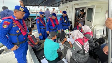 Jelang HUT Bhayangkara, Polres Dumai Layani Kesehatan Masyarakat di Atas Kapal