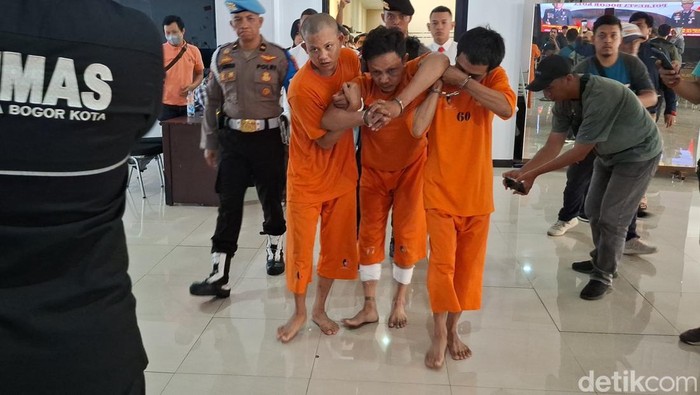 Polresta Bogor Kota menangkap persekutuan curanmor. Polresta Bogor Kota menangkap persekutuan curanmor.