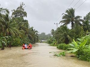 Warga Terjebak Banjir di Mentawai Dievakuasi Warga Terjebak Banjir di Mentawai Dievakuasi