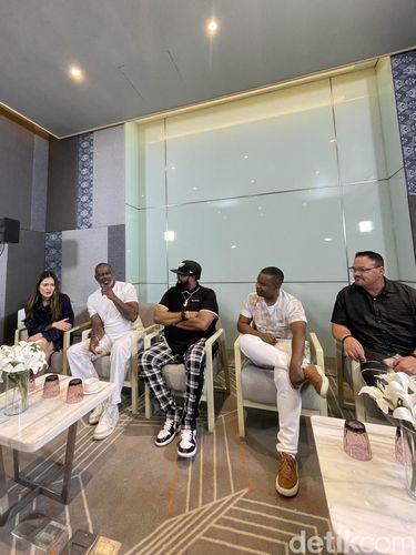 Raisa, Brian McKnight, dan All 4 One saat berbincang di kawasan Gambir, Jakarta Pusat, Selasa (10/6/2025).