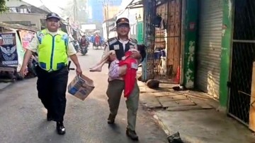 Tragis, Seorang Anak Kurus Diduga Disiksa oleh Orang Tua di Pasar Kebayoran Lama