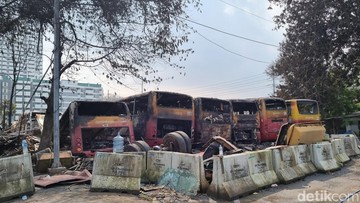 Penampakan Puluhan Bus Transjakarta Ludes Terbakar di Terminal Rawa Buaya