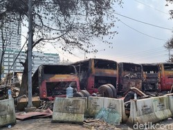Video Saksi Mata Ungkap Ada Ledakan saat Puluhan Bus Bekas TransJ Terbakar