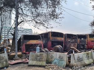 Video Saksi Mata Ungkap Ada Ledakan saat Puluhan Bus Bekas TransJ Terbakar Video Saksi Mata Ungkap Ada Ledakan saat Puluhan Bus Bekas TransJ Terbakar