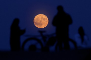 Strawberry Moon Curi Perhatian di Langit Eropa