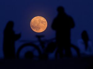 Strawberry Moon Curi Perhatian di Langit Eropa Strawberry Moon Curi Perhatian di Langit Eropa