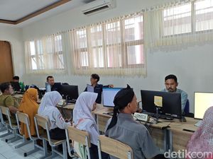Ortu Datangi Sekolah gegara Gaptek Saat Daftar SPMB di Pangandaran Ortu Datangi Sekolah gegara Gaptek Saat Daftar SPMB di Pangandaran