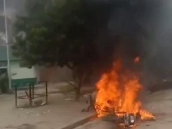 Konflik Lahan, Massa Bakar Pos-Rumah Karyawan Perusahaan HTI di Siak