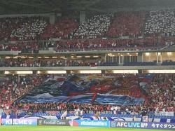 Tifo bertema nasionalisme itu terlihat kontras di tribun penonton yang didominasi warna biru, simbol tim tuan rumah. Aksi ini menunjukkan bahwa militansi suporter Indonesia tak hanya berlaku di Stadion Gelora Bung Karno, tapi juga hadir di panggung internasional. (Getty Images/Masashi Hara) 