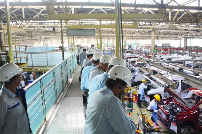 Para penerima TMMIN Customer Month 2025 yang merupakan perwakilan para perusahaan distributor Toyota dari mancanegara sedang meninjau salah satu aktivitas buatan di TMMIN Plant 1 Karawang, di sela aktivitas TMMIN Customer Month 2025 yang berlangsung, di Karawang, Jawa Barat, Senin (19/05).