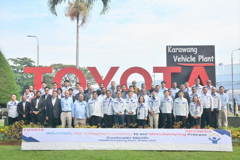 Wakil Presiden Direktur PT Toyota Motor Manufacturing Indonesia (TMMIN) Bob Azam didampingi jajaran jajaran direksi lainnya, serta karyawan TMMIN berfoto bareng   dengan para perwakilan perusahaan distributor Toyota dari mancanegara, di saat pelaksanaan  TMMIN Customer Month 2025 yang berjalan di TMMIN Plant 1 Karawang, Jawa Barat, Senin (19/05). Acara ini merupakan aktivitas berkala  yang digelar setiap satu tahun sekali sejak  dengan tujuan untuk mengembangkan keyakinan para distributor baik dalam maupun mancanegara terhadap mutu produk dan layanan yang diberikan. Sebagai bab dari Toyota Global, TMMIN senantiasa mengutamakan pencapaian kualitas, keandalan, dan layanan terbaik dalam setiap produk yang dihasilkan