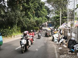 Tumpukan Sampah di TPS Gunung Batu Bandung Mulai Meluber ke Jalan Tumpukan Sampah di TPS Gunung Batu Bandung Mulai Meluber ke Jalan