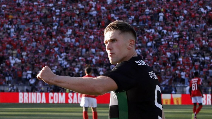 Viktor Gyokeres Soccer Football - Taca de Portugal - Final - Benfica v Sporting CP - Estadio Nacional do Jamor, Lisbon, Portugal - May 25, 2025 Sporting CPs Viktor Gyokeres celebrates scoring their first goal REUTERS/Pedro Rocha