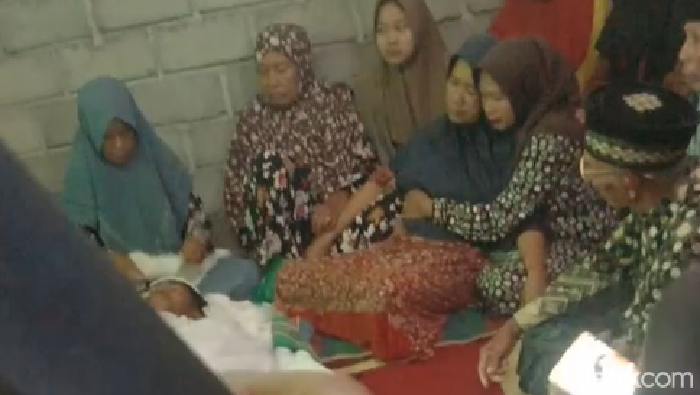 Viral wanita di Dompu menikah dengan mayat. (Tangkapan layar di Facebook) Viral wanita di Dompu menikah dengan mayat. (Tangkapan layar di Facebook)