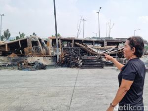 Cerita Kepanikan Warga Saat Bus Bekas TransJ Terbakar di Terminal Rawa Buaya