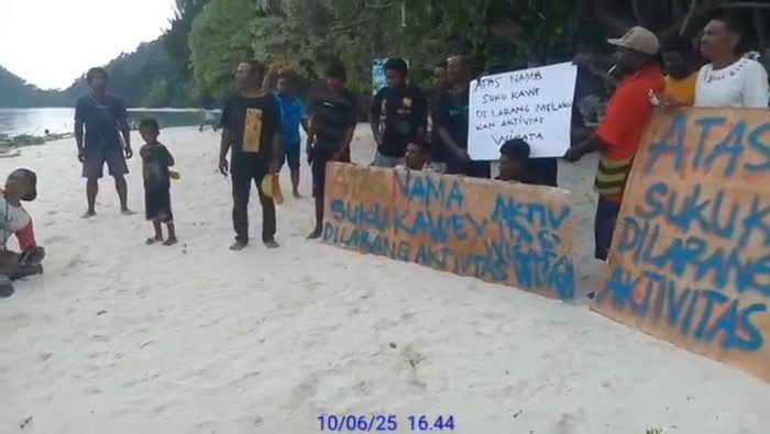 Warga di Pulau Wayag protes pencabutan izin tambang nikel di Raja Ampat. Warga di Pulau Wayag protes pencabutan izin tambang nikel di Raja Ampat.