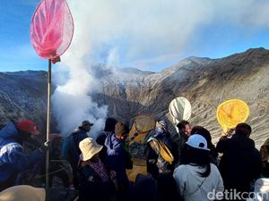 Yadnya Kasada Larung Sesaji ke Kawah Bromo, Menteri Budaya Takjub Yadnya Kasada Larung Sesaji ke Kawah Bromo, Menteri Budaya Takjub