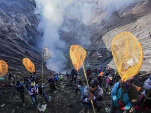 Yadnya Kasada, Ritual Sakral di Kaldera Bromo Yadnya Kasada, Ritual Sakral di Kaldera Bromo