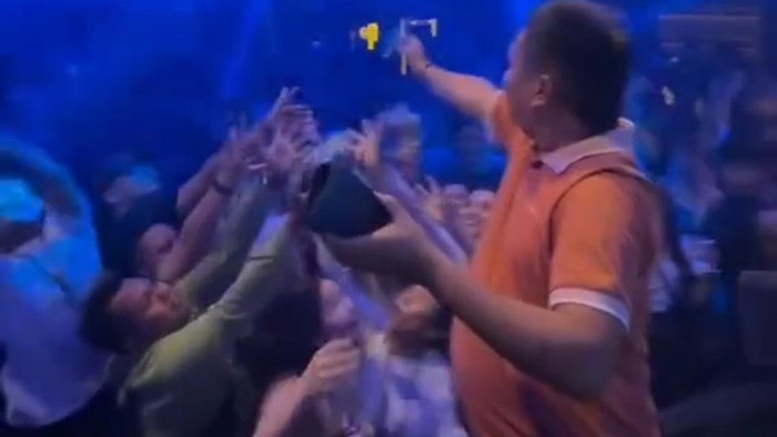 Aksi Kepala Desa Karangsari di saat sawer di klub malam Aksi Kepala Desa Karangsari di saat sawer di klub malam