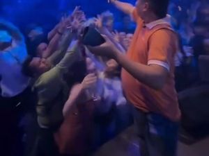 Heboh Aksi Kepala Desa Cirebon Tebar-tebar Uang di Klub Malam Heboh Aksi Kepala Desa Cirebon Tebar-tebar Uang di Klub Malam