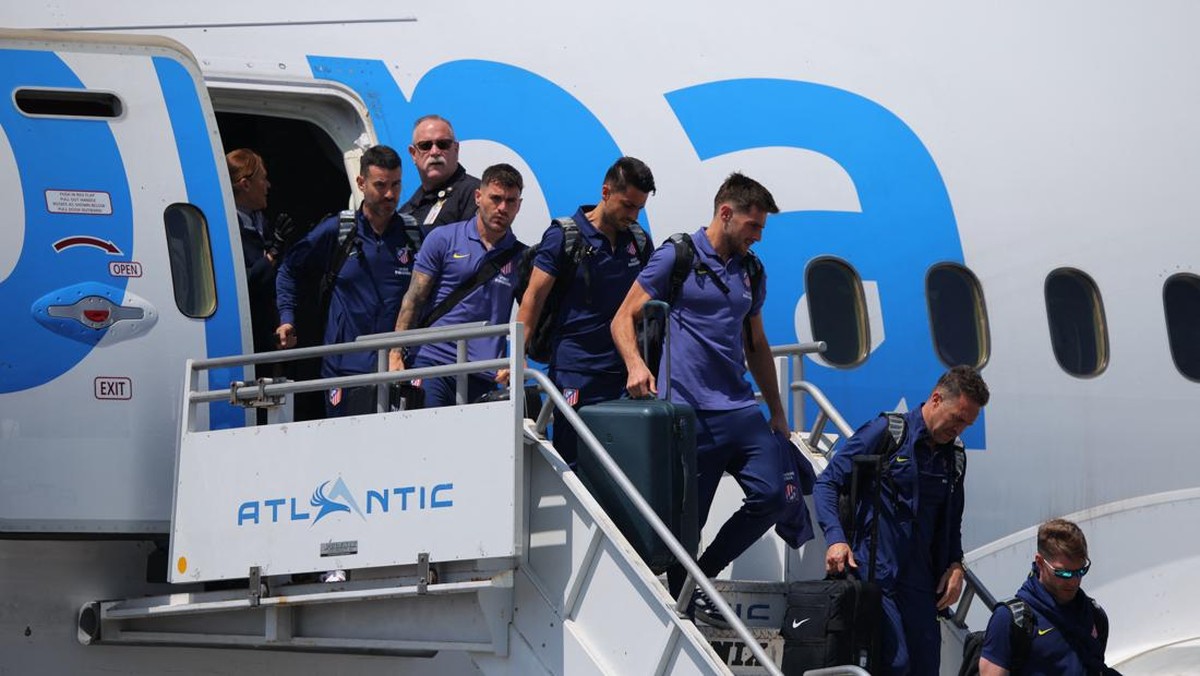 Skuad Atletico Madrid tiba di Los Angeles. (Foto: DANIEL COLE/REUTERS)