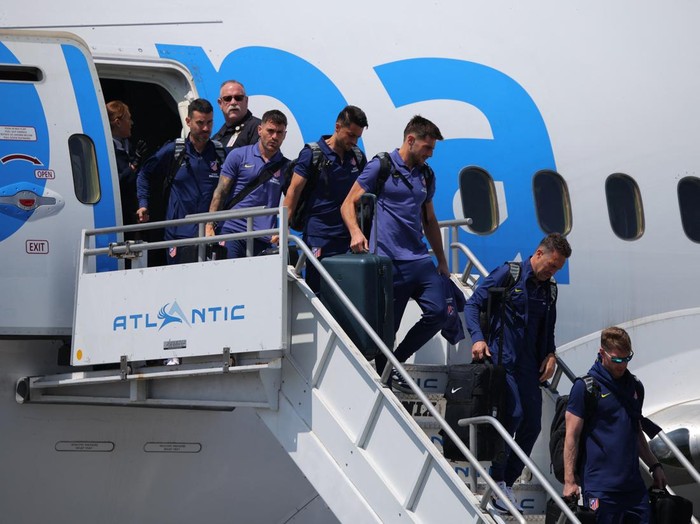 Soccer Football - 2025 Club World Cup - Atletico Madrid arrive in Los Angeles ahead of Club World Cup - Los Angeles, California, U.S. -  June 10, 2025 Atletico Madrid's Cesar Azpiculeta, Jose Gimenez with teammates arrive  in Los Angeles ahead of Club World Cup REUTERS/Daniel Cole