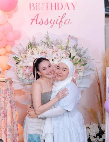6 Gaya Ayu Ting Ting di Ultah Syifa Adiknya, Pilihan Busana Jadi Sorotan