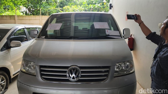 Barang rampasan berupa kendaraan beroda empat Volkswagen Caravelle milik terpidana kendala gratifikasi dan pembersihan duit Rafael Alun Trisambodo laris terjual. (Adrial/detikcom). Barang rampasan berupa kendaraan beroda empat Volkswagen Caravelle milik terpidana kendala gratifikasi dan pembersihan duit Rafael Alun Trisambodo laris terjual. (Adrial/detikcom).