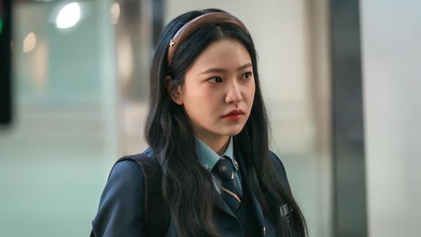 Wajah Ketus Yeri Red Velvet di Drakor BITCH X RICH 2