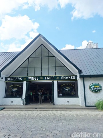 Santap Sajian Gourmet Burger di BMB Burger Serpong, Resto Nuansa Kabin