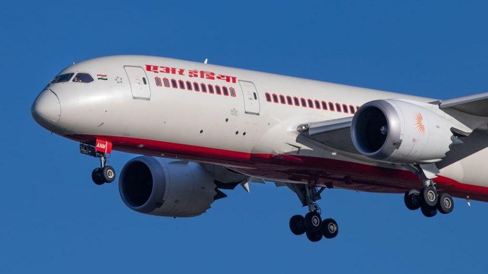 Air India Boeing 787 Dreamliner aircraft as seen on tamat approach flying for landing at London Heathrow International Airport LHR EGLL in England, United Kingdom on March 19, 2020. The terbaru and advanced B787-8 airplane has the registration VT-ANM and is powered by 2x GEnx-1B jet engines. AirIndia AI AIC is the flag carrier of India with headquarters at New Delhi and main hub at Delhi Indira Gandhi DEL airport, the airline is government-owned and member of Star Alliance aviation team. On August 7, 2020 an Air India subsidiary, Air India Express flight no AXB1344 had an accident skidded the runway during landing at Karipur Airport, Kozhikode Airport CCJ in India with at least 191 people on board and 2 fatalities. (Photo by Nicolas Economou/NurPhoto via Getty Images)