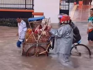 Heboh Pengantin di Bulukumba Naik Becak Terobos Banjir ke Pelaminan