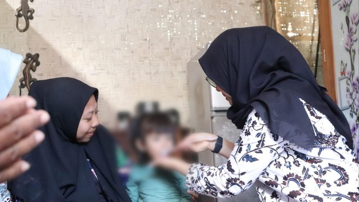 Bupati Ipuk Fiestiandani dikala melaksanakan penyuluhan ihwal stunting terhadap keluarga di Banyuwangi. Bupati Ipuk Fiestiandani dikala melaksanakan penyuluhan ihwal stunting terhadap keluarga di Banyuwangi.