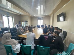 Gaji Diduga Dipotong Mandor, Buruh Pelabuhan di Parepare Mengadu ke DPRD Gaji Diduga Dipotong Mandor, Buruh Pelabuhan di Parepare Mengadu ke DPRD