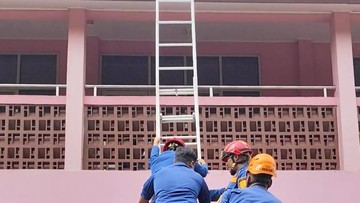 Kunci Nyangkut di Genteng gegara Dilempar Teman, Warga Bogor Panggil Damkar