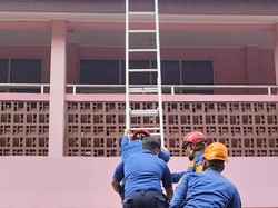 Kunci Nyangkut di Genteng gegara Dilempar Teman, Warga Bogor Panggil Damkar