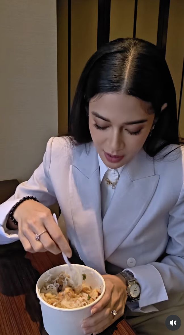 Dian Sastro makan bubur ayam