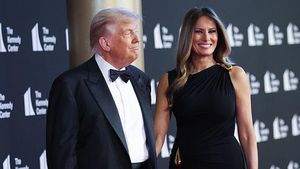 Foto: Momen Langka Melania Trump di Karpet Merah, Tampil saat LA Rusuh