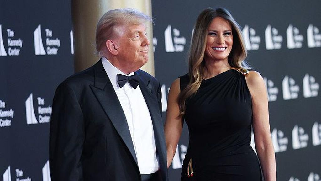 Foto: Momen Langka Melania Trump di Karpet Merah, Tampil saat LA Rusuh Foto: Momen Langka Melania Trump di Karpet Merah, Tampil saat LA Rusuh