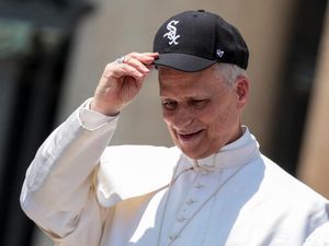 Gaya Santai Paus Leo XIV Pakai Topi Bisbol saat Sapa Umat di Vatikan