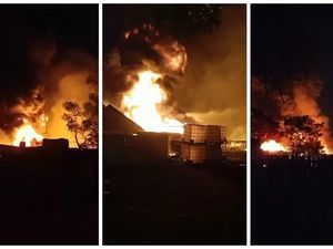 Gudang Penimbunan BBM Ilegal di Bandar Lampung Terbakar Gudang Penimbunan BBM Ilegal di Bandar Lampung Terbakar