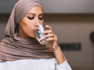 Kalender Hijriah Hari Ini 9 Oktober 2025 dan Hukum Minum Sambil Berdiri